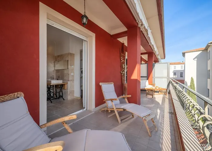 La Fabrique A Poupees - Et De Charme Au Coeur De מנטון