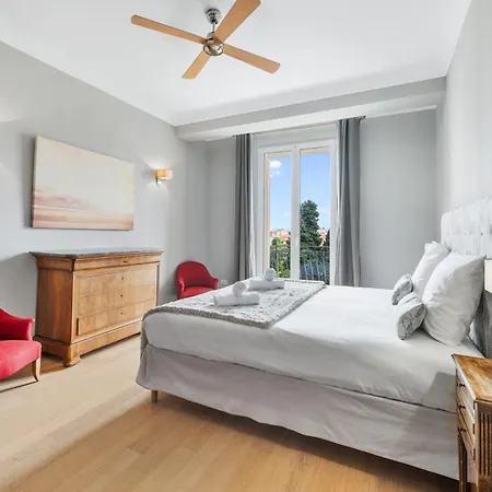 La Fabrique A Poupees - Et De Charme Au Coeur De ベッド・アンド・ブレックファスト マントン